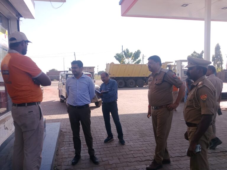 प्रशासन दौड़ रहा पेट्रोल पंपों पर, कमी नहीं फिर भी लगी लंबी कतारें।