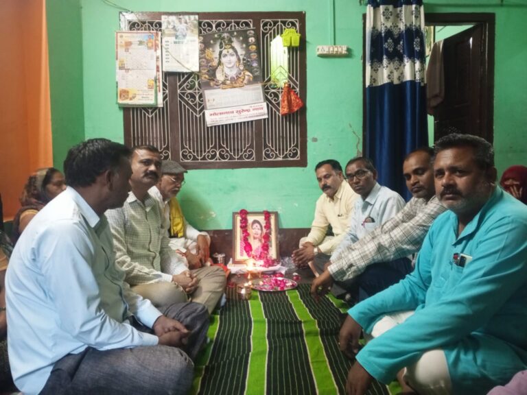 अध्यापिका के निधन पर शोक सभा आयोजित कर शोक व्यक्त किया गया।