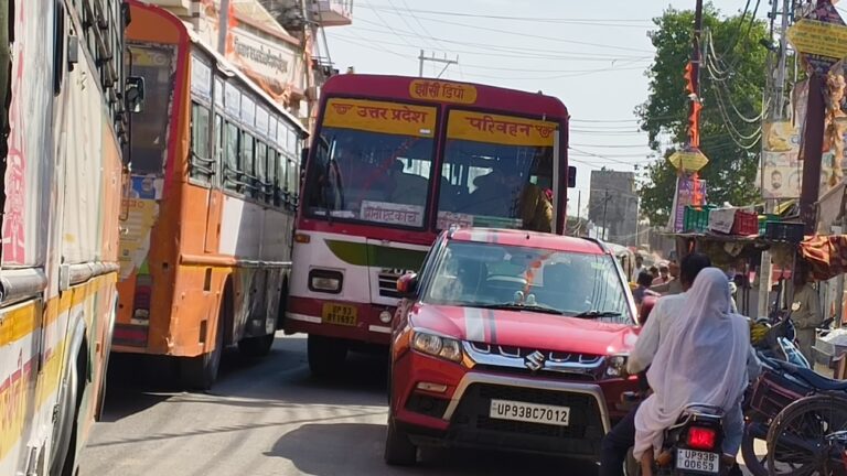 सड़क पर कार खड़ी करके चला गया चालक, लगा रहा जाम, पुलिस ने खुलवाया