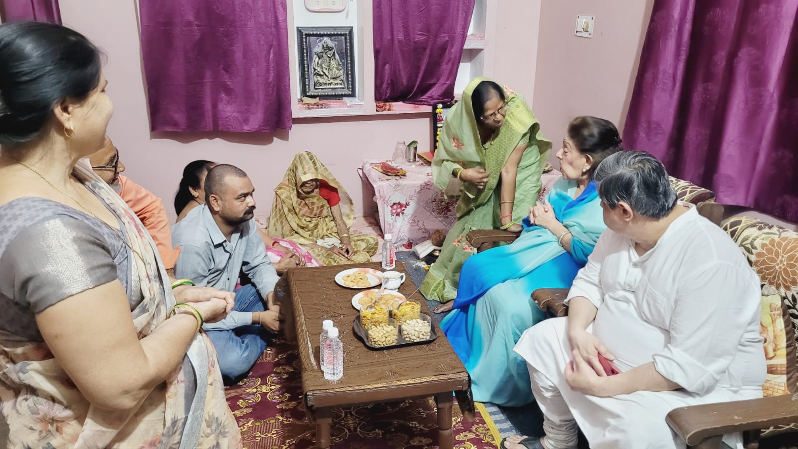 मोंठ। समथर पूर्व रियासत राजघराने के मुनीम मूलचंद लोहिया का कस्बा मोठ स्थित आवास पर निधन हो गया। सूचना पर राजमाता देविका राज लक्ष्मी व राजा समरजीत सिंह जू देव उनके आवास पहुंचे और शोक व्यक्त किया।