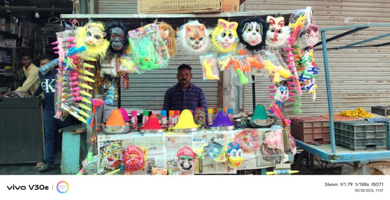 मोंठ=बाजार में होली के रंग बिखरने लगे हैं। दुकानों पर एक से बढ़कर एक नए-नए उत्पाद उपलब्ध है। बाजार में आई गुलाल गन से इस बार जमकर रंगों की बौछार होगी।