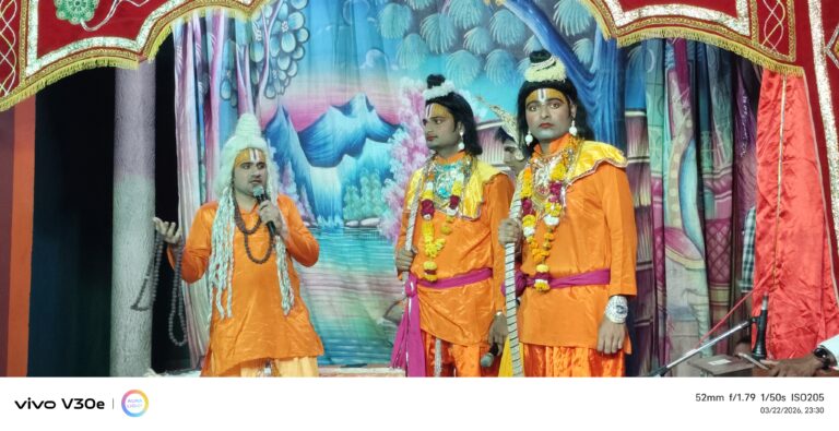 मोंठ में श्रीरामलीला में भरत मिलाप का भावपूर्ण मंचन, श्रद्धालु हुए भाव-विभोर।