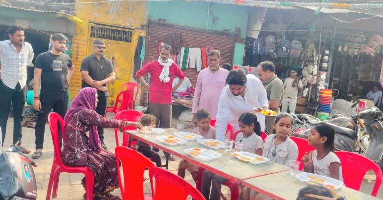 नगर के रामलीला मैदान में भंडारे का आयोजन।