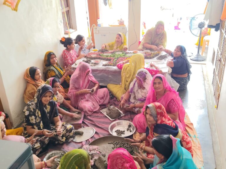 मोंठ कस्बे में महामृत्युंजय जाप व रुद्राभिषेक, तीसरे दिन भी बनाए गए शिवलिंग।