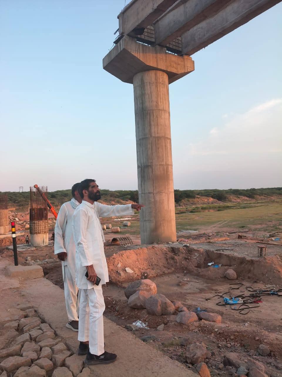 मोंठ =क्षेत्रीय विधायक जवाहर लाल राजपूत ने बुधवार को खिरिया घाट पर निर्माणाधीन पुल का निरीक्षण किया और कार्य की प्रगति का जायजा लिया।