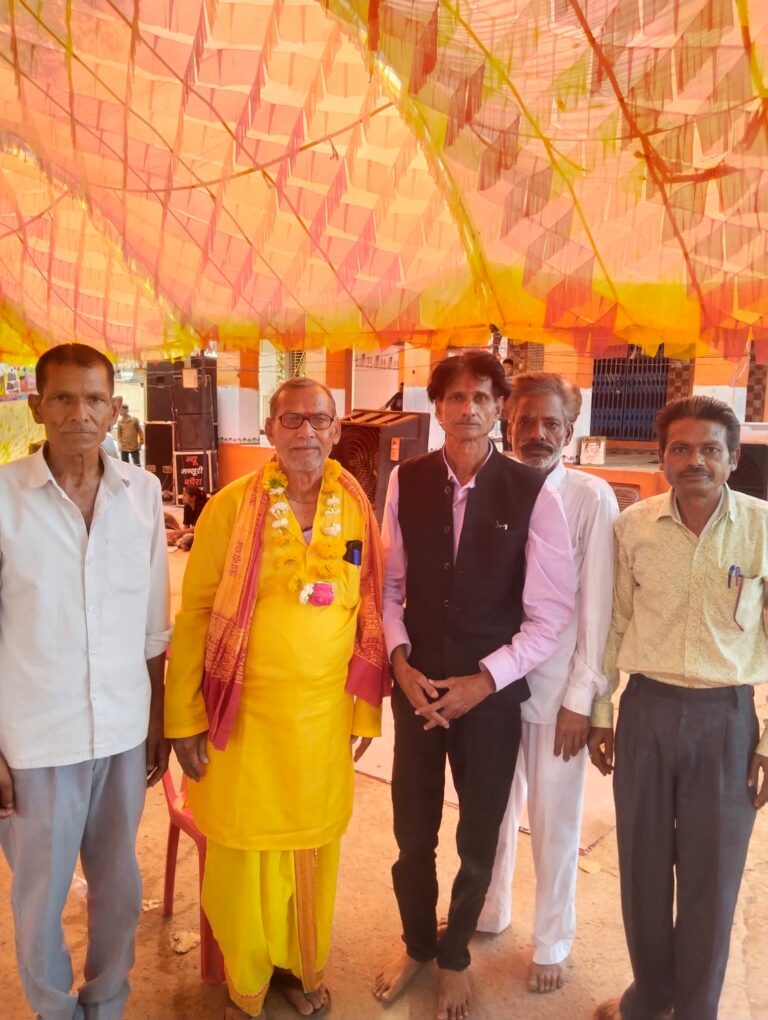 मोंठ के कुम्हरार गांव में श्रीमद्भागवत कथा के भंडारे में शामिल हुए मोंठ के पूर्व चेयरमैन अनुरुद्ध कुमार यादव उर्फ बड़े राजा