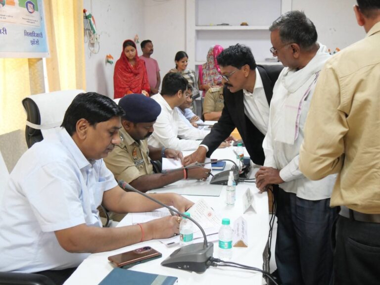 मोंठ में तहसील समाधान दिवस का आयोजन, अधिकारियों ने सुनीं जनसमस्याएं।