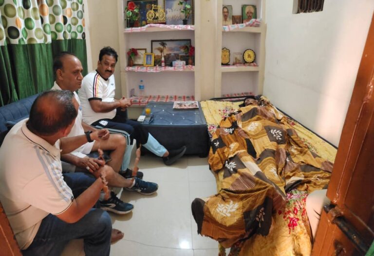 झांसी= गरौठा के सपा नेता पूर्व विधायक दीपक यादव ने सड़क दुर्घटना में घायल सपा कार्यकर्ता शिवम यादव के घर जाकर&nbsp; हालचाल जाना।