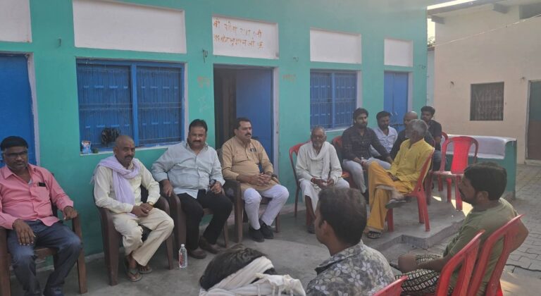 झांसी= पूर्व विधायक दीपनारायण सिंह ने पूर्व प्रधान कृष्ण गोपाल शर्मा के निधन पर उनके घर जाकर शोक संतप्त परिवार को दी सांत्वना