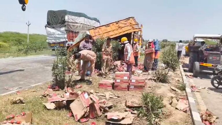 ओवरटेक के दौरान पलटे बियर व सब्जी से लदे दो ट्रक, दो चालक घायल।