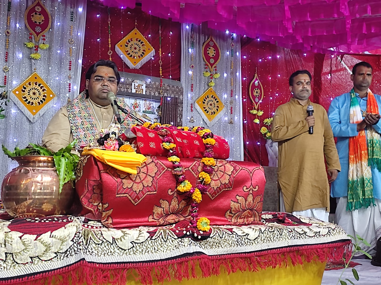 समथर — नगर के सुखदैनी माता मन्दिर पर चल रही सात दिवसीय श्रीराम कथा में मंगलवार को भगवान श्रीराम जन्म की कथा का बर्णन किया गया ।