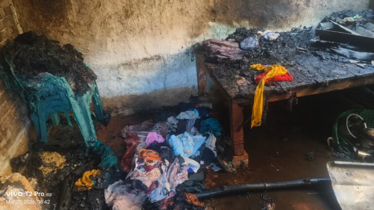 शॉर्ट सर्किट से बीडीसी सदस्य के कच्चे मकान में लगी आग, डेढ़ लाख की गृहस्थी राख