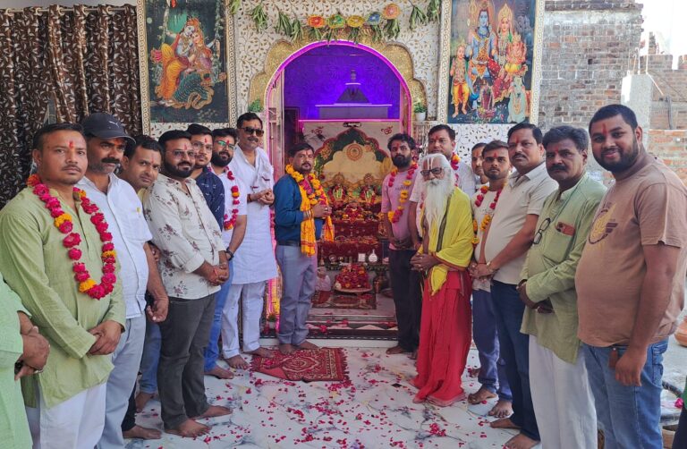 समथर — खाटू श्याम मंदिर से लड्डू गोपाल एवं मौली प्रसाद प्राप्त कर लौटे भक्तजनों का नगर में स्वागत किया गया एवं नगर में खाटू श्याम बाबा की लड्डू गोपाल यात्रा निकाली गई ।
