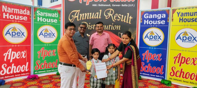 एपेक्स स्कूल में मेधावी छात्र हुए सम्मानित।