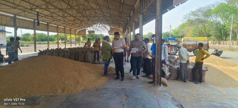 एसडीएम अवनीश तिवारी ने गेहूं खरीद केंद्रों का किया निरीक्षण।