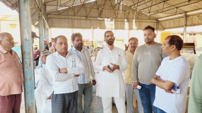 मोंठ गल्ला मंडी में गेहूं खरीद केंद्रों का विधायक ने किया निरीक्षण, दिए आवश्यक निर्देश।