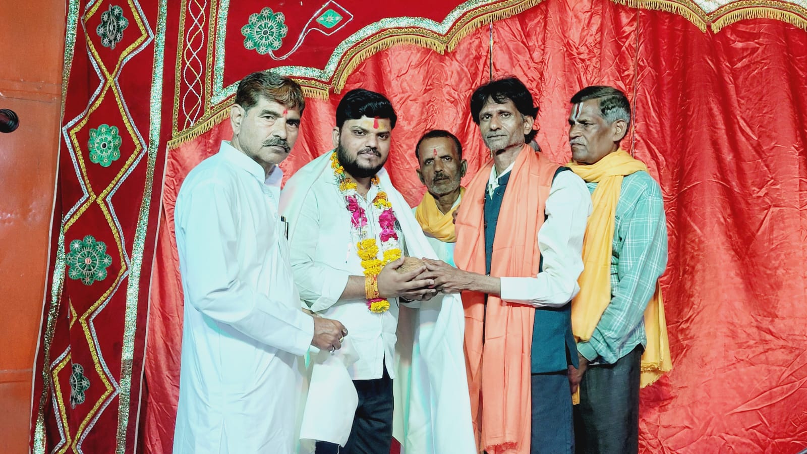 श्री राम राज्याभिषेक के साथ रामलीला का समापन, आचार्य ब्रम्हजीत द्विवेदी ने कलाकारों का किया सम्मान।