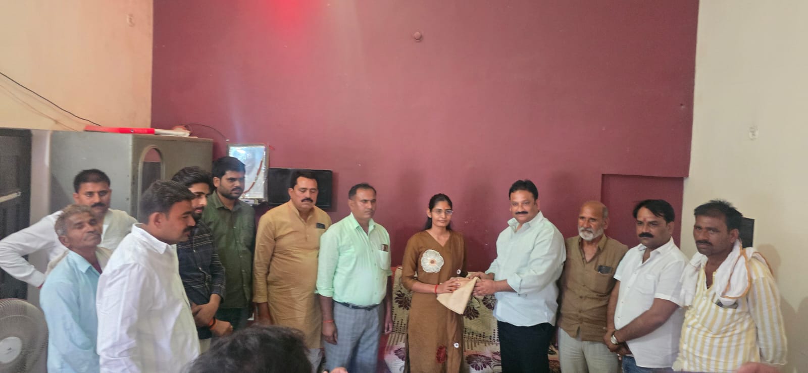 यूपी पीसीएस में चयनित होने पर प्रिंसी यादव का पूर्व विधायक दीपनारायण सिंह यादव ने सम्मान किया।