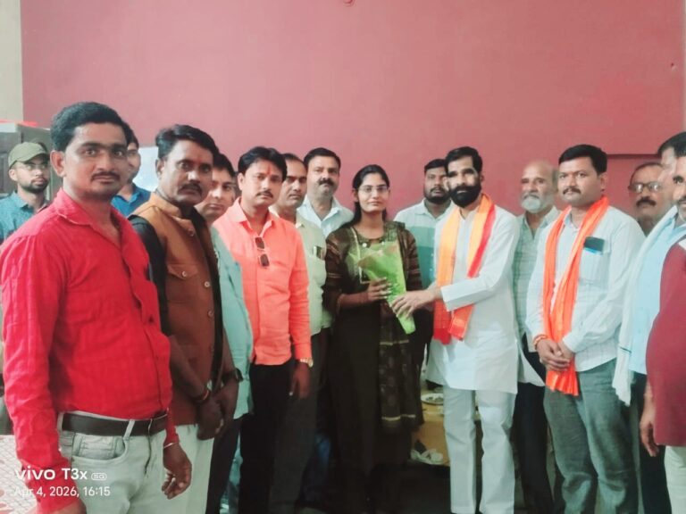 उत्तर प्रदेश लोक सेवा आयोग (यूपी पीसीएस) परीक्षा में असिस्टेंट कमिश्नर (जीएसटी) पद पर चयनित प्रिंसी यादव के गांव गौपुरा पहुंचकर गरौठा विधायक जवाहर लाल राजपूत ने सम्मानित किया।