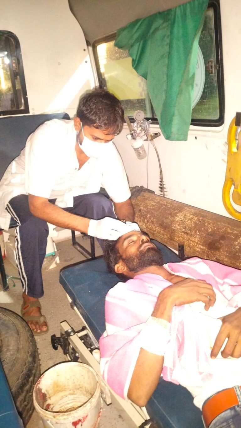 झांसी के मोंठ में ओवरटेक के चक्कर में हाईवे पर पलटा ट्रक, चालक-परिचालक घायल।