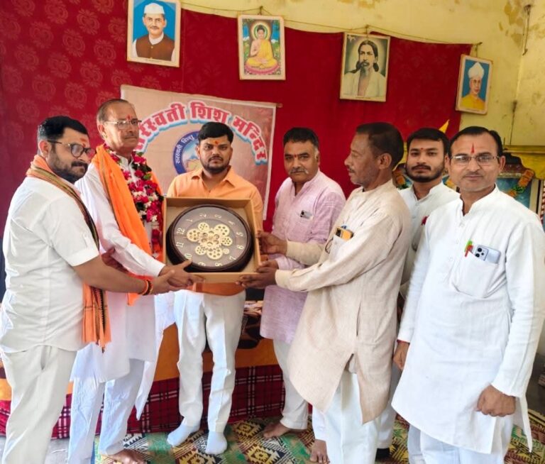 सेवानिवृत्त होने पर शिक्षक मुकेश समाधिया को भावभीनी विदाई।