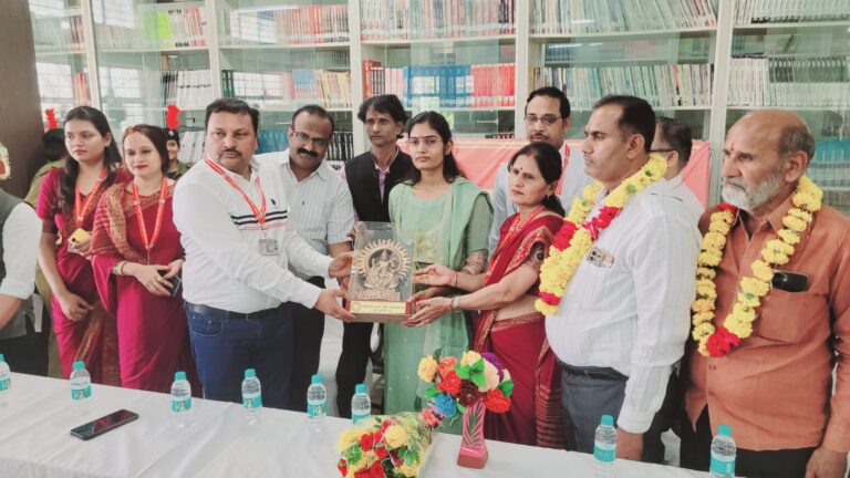 यूपी पीसीएस में चयनित प्रिंसी यादव का महाविद्यालय में हुआ सम्मान।