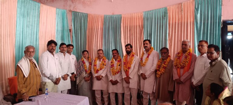 समथर — नगर पालिका परिषद समथर में शासन द्वारा मनोनीत सभासदों का शपथ ग्रहण समारोह उपजिलाधिकारी न्यायिक मोठ जितेन्द्र कुमार की मौजूदगी में सम्पन्न हुआ ।