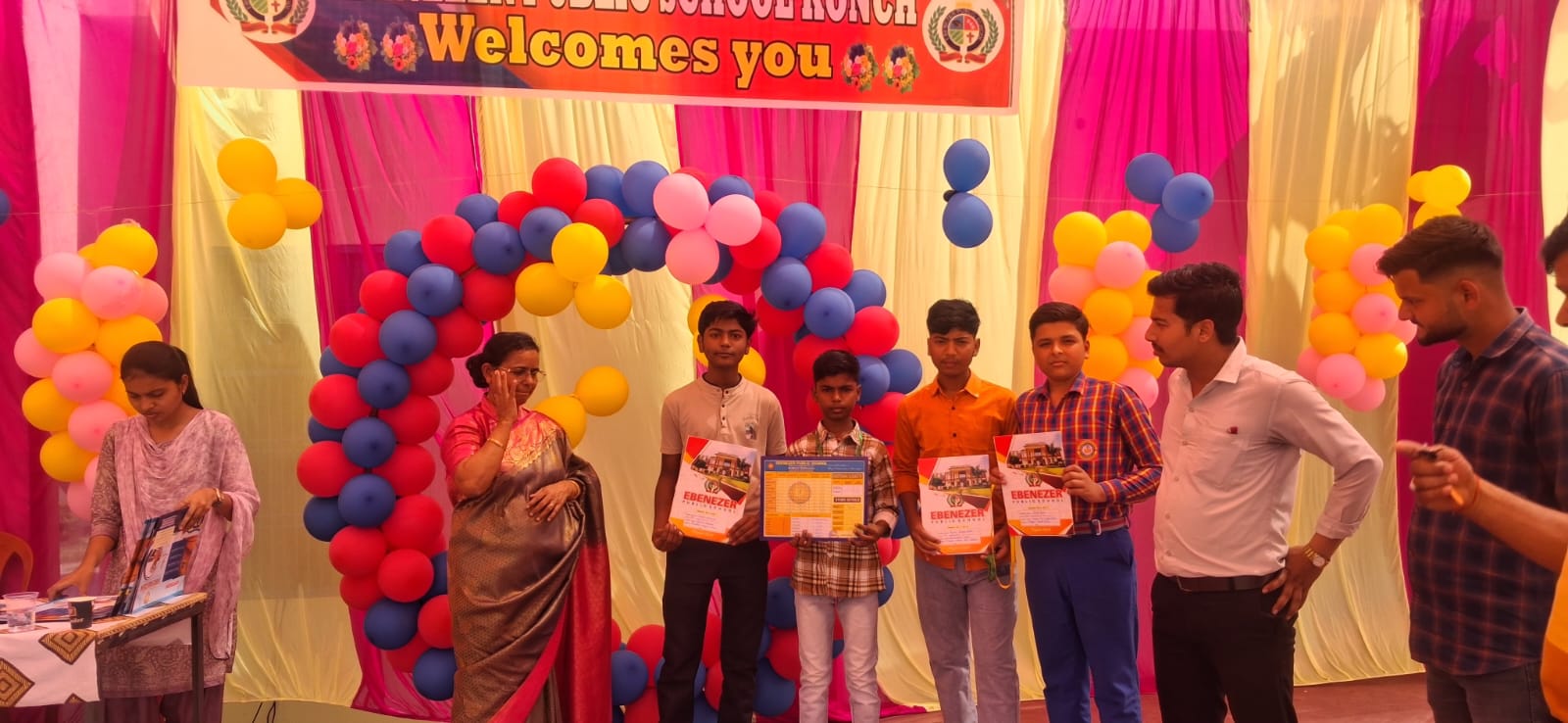 एबेनेजर पब्लिक स्कूल में वार्षिक परीक्षा परिणाम घोषित, मेधावी छात्र-छात्राएं सम्मानित