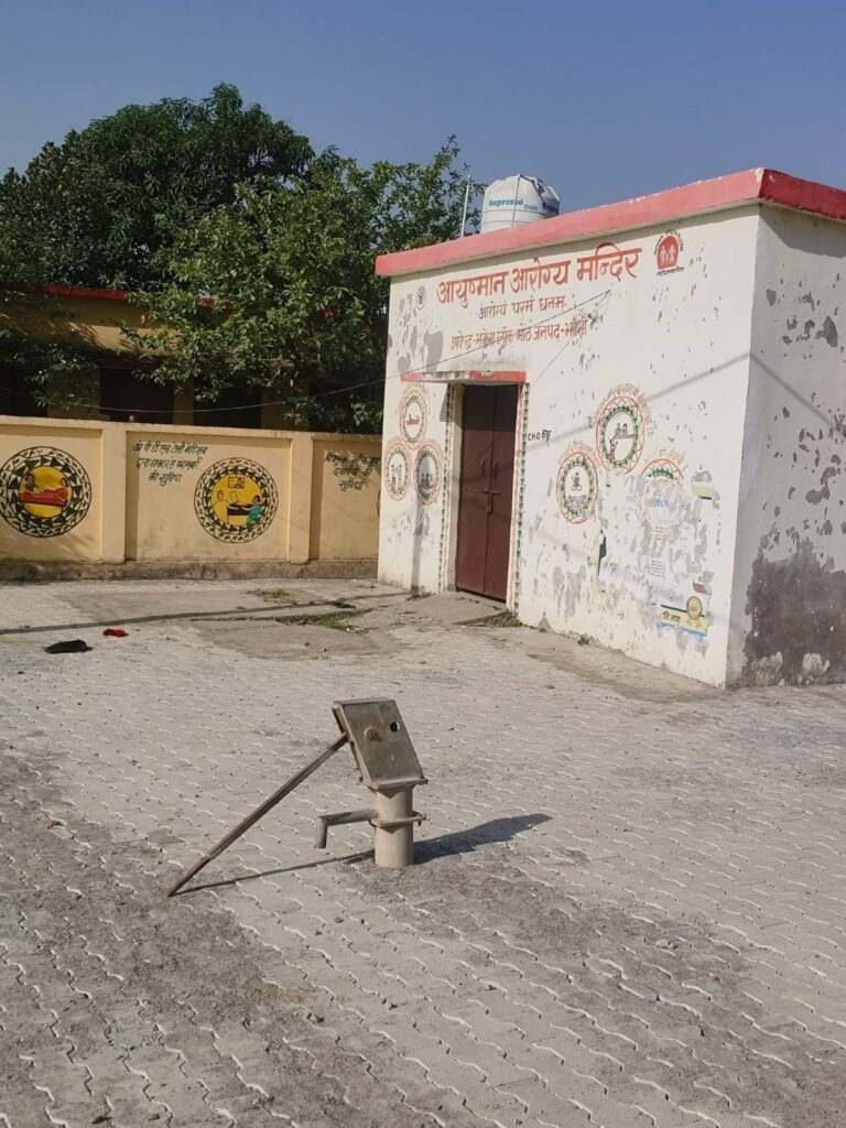 हैंडपंप दबने से बढ़ी पेयजल समस्या, नियमों की अनदेखी से ग्रामीण परेशान।