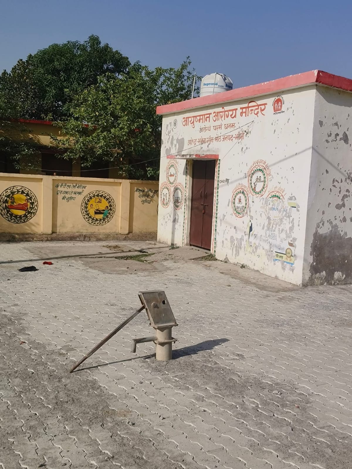 हैंडपंप दबने से बढ़ी पेयजल समस्या, नियमों की अनदेखी से ग्रामीण परेशान।