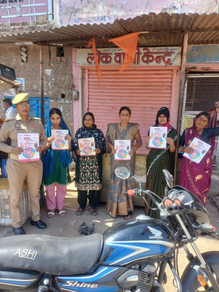 समथर — मिशन शक्ति अभियान के अंतर्गत एंटी रोमियो टीम शक्ति केन्द्र थाना समथर द्वारा नगर में महिलाओं और बालिकाओं को जागरूक किया गया ।