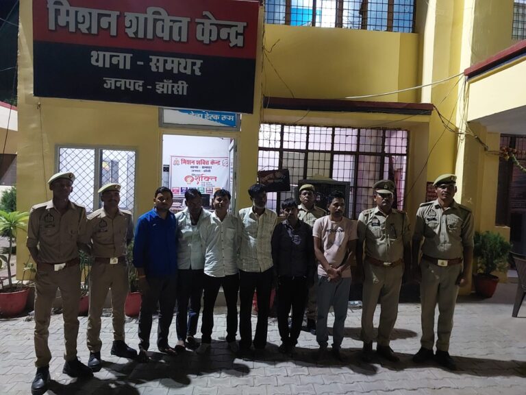 समथर-समथर थाना क्षेत्र के ग्राम दतावली में पुलिस ने जुआ खेलते छह लोगों को गिरफ्तार किया है।