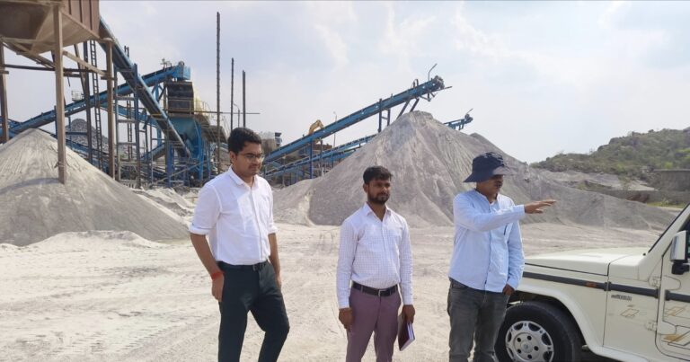 एसडीएम मोंठ अवनीश तिवारी ने क्रेशरो पर खनन क्षेत्र का किया निरीक्षण, अवैध खनन पर सख्त कार्रवाई के निर्देश।