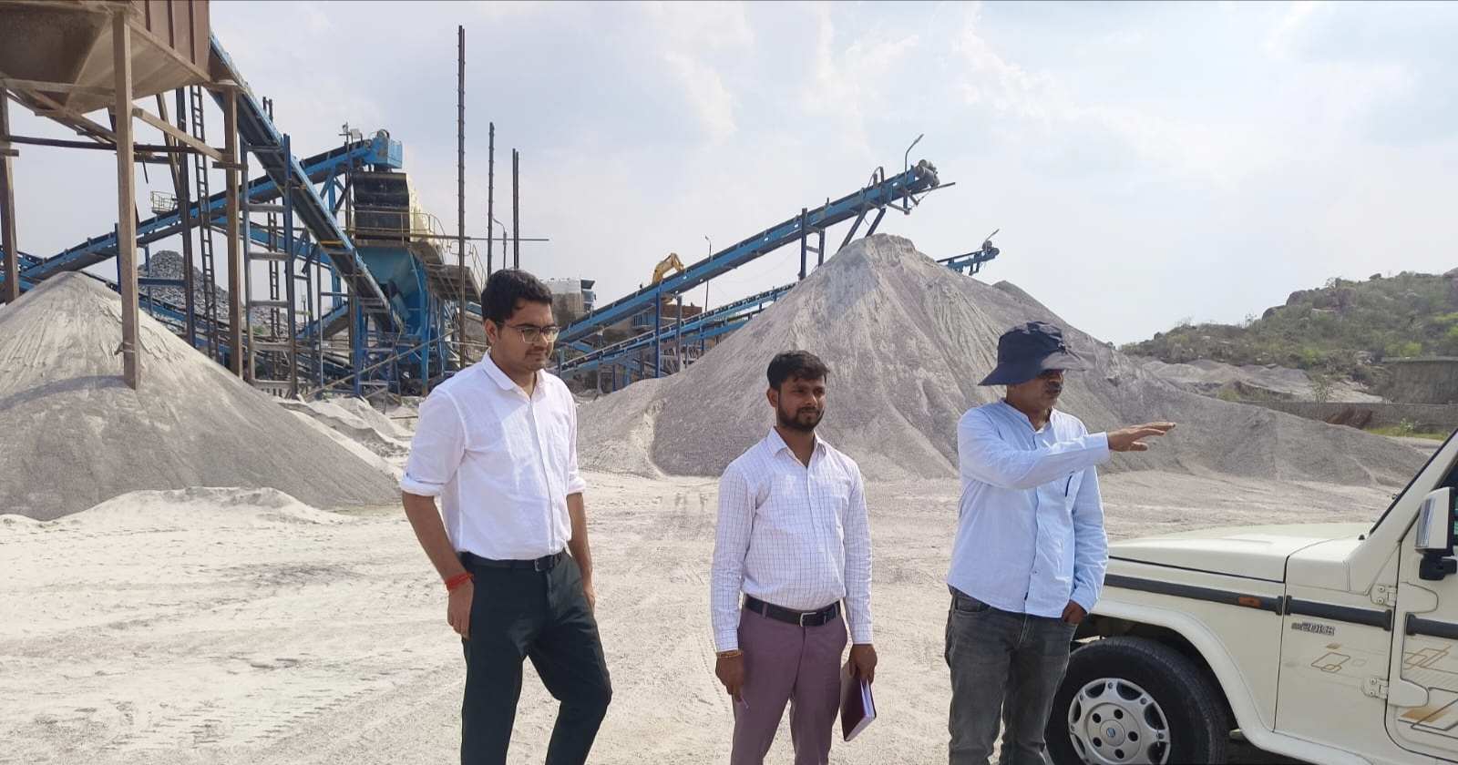 एसडीएम मोंठ अवनीश तिवारी ने क्रेशरो पर खनन क्षेत्र का किया निरीक्षण, अवैध खनन पर सख्त कार्रवाई के निर्देश।