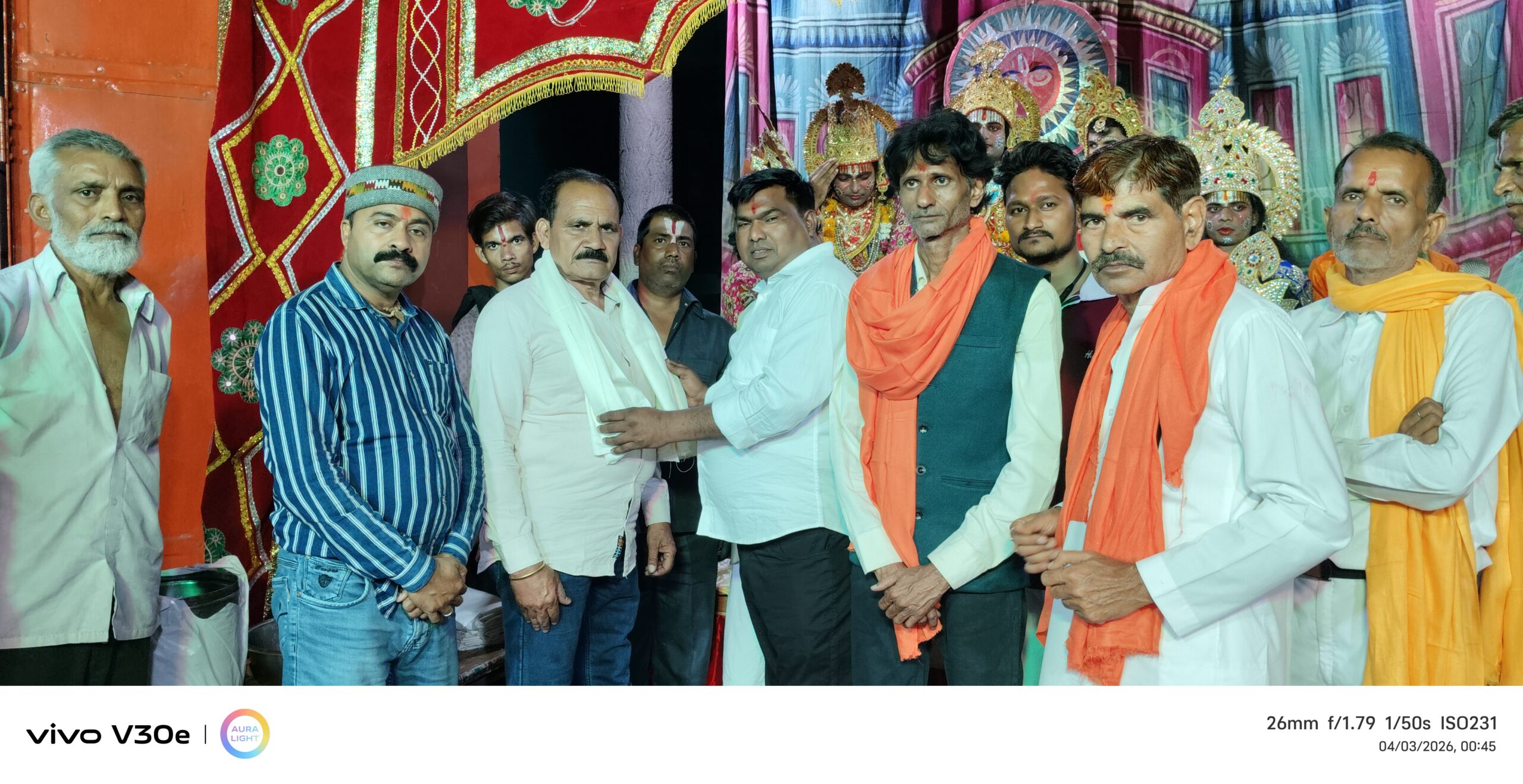 रामलीला मंच पर पहुंचे&nbsp; कुशवाहा महासभा के जिला उपाध्यक्ष संतोष कुशवाहा, कलाकारों का किया सम्मान।