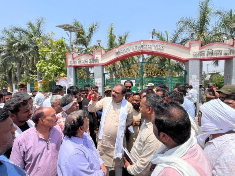 झांसी=पेयजल संकट को लेकर नगर विधायक रवि शर्मा ने किया वार्ड 16 का निरीक्षण।