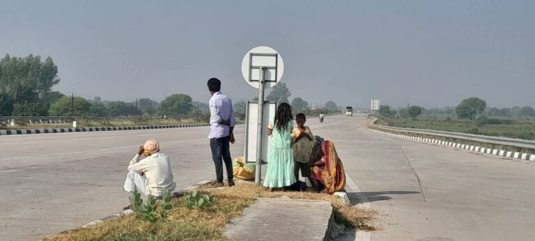 मऊरानीपुर (झांसी)= यात्री प्रतीक्षालय के अभाव में धूप में प्रतीक्षा करने को विवश हैं राहगीर