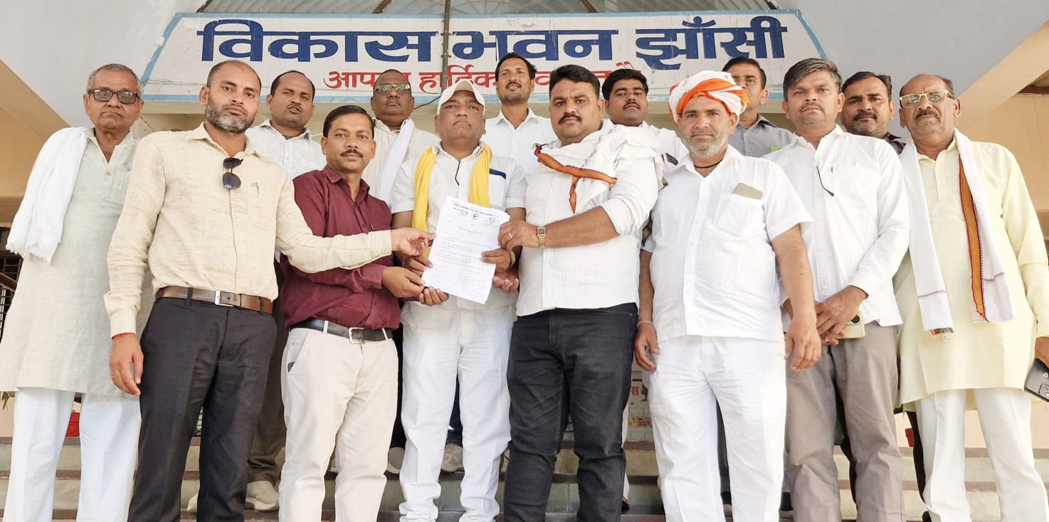 ग्राम प्रधानों ने सीडीओ को सौंपा ज्ञापन, समस्याओं के समाधान की मांग।