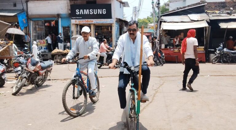 समथर नगर पालिका अध्यक्ष ने साइकिल चलाकर दिया ईंधन बचाने का सन्देश