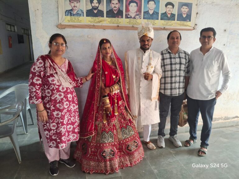 शादी के जोड़े में परीक्षा देने पहुंची बीए तृतीय वर्ष की छात्रा