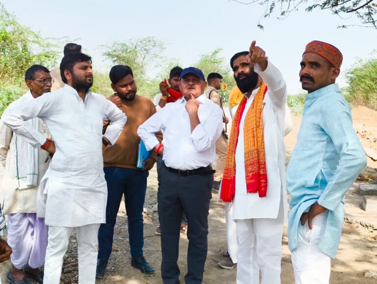 दिसंबर तक तैयार हो सकता है खिरियाघाट सेतु, विधायक ने निर्माण कार्य का लिया जायजा।