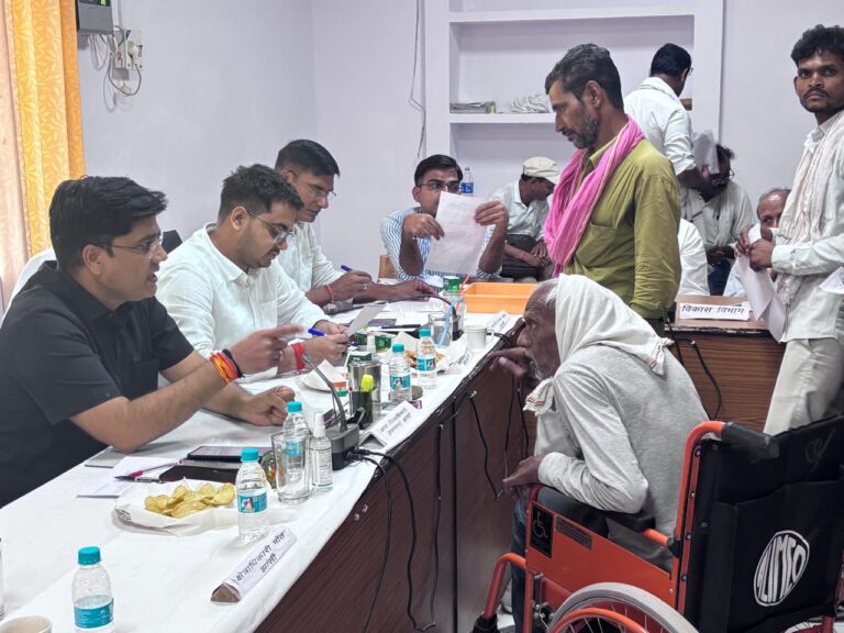 समाधान दिवस में 105 शिकायतें प्राप्त, पांच का मौके पर निस्तारण।