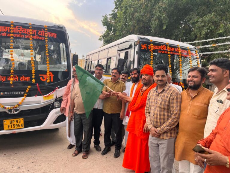 समथर — शनिवार को समथर क्षेत्र के ग्राम ऐरा से झांसी एवं ग्राम कांडोर से झांसी के लिए नई बस सेवा का शुभारंभ किया गया ।