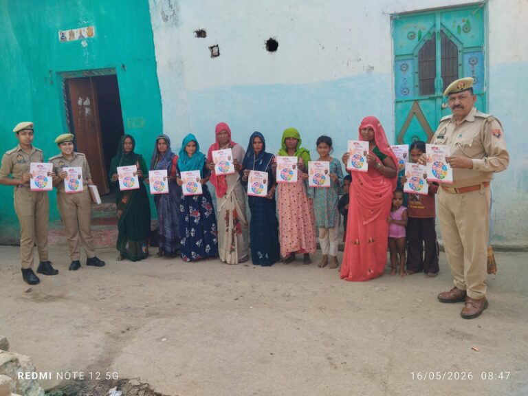 समथर — मिशन शक्ति अभियान के अंतर्गत एंटी रोमियो टीम शक्ति केन्द्र थाना समथर द्वारा नगर में महिलाओं और बालिकाओं को जागरूक किया गया ।