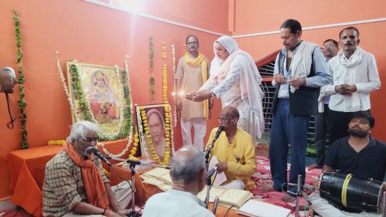 मोंठ– रविवार को श्री खेरापति हनुमान जी मंदिर पर नगर पंचायत मोठ की पूर्व अध्यक्ष शकीला किन्नर ने अपने गुरु किंनर इमरती बाई की 23वीं पुण्य स्मृति के अवसर पर सुंदरकांड पाठ, हवन एवं विशाल भंडारे का आयोजन कराया गया।