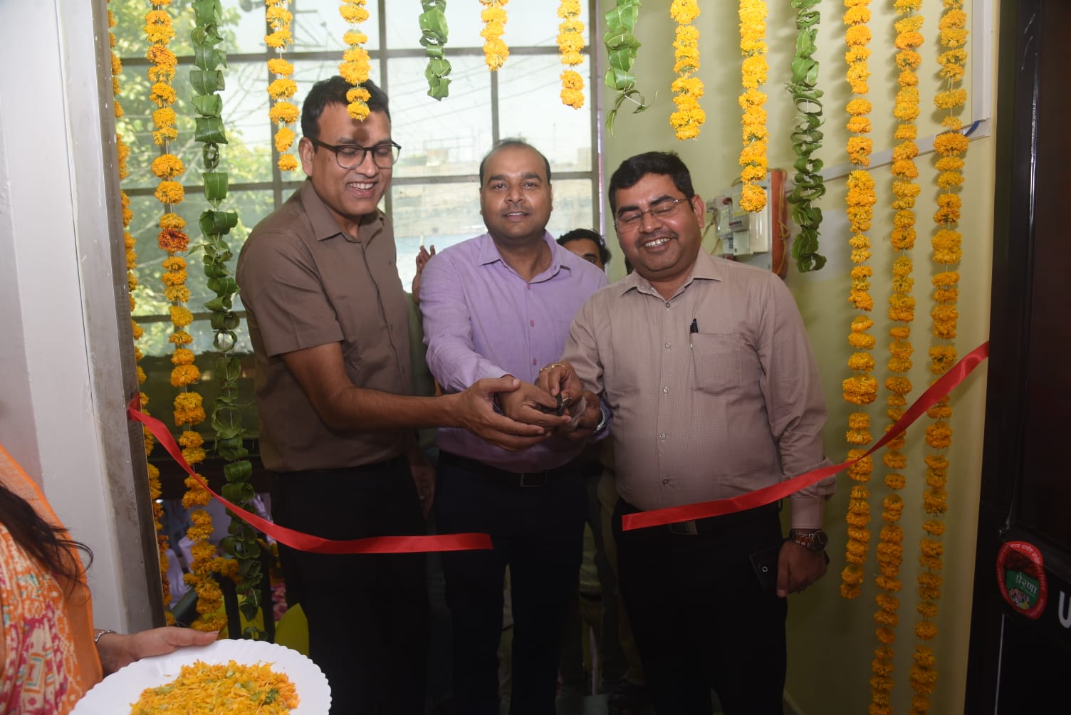 राष्ट्रीय ग्रामीण आजीविका मिशन के अंतर्गत गठित स्वयं सहायता समूह की महिलाओं द्वारा संचालित नायशा मेकओवर एंड ब्यूटी ऐकडमी का शुभारंभ किया गया