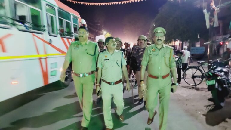 बकरीद पर्व को लेकर मोंठ में पुलिस ने किया फ्लैग मार्च।