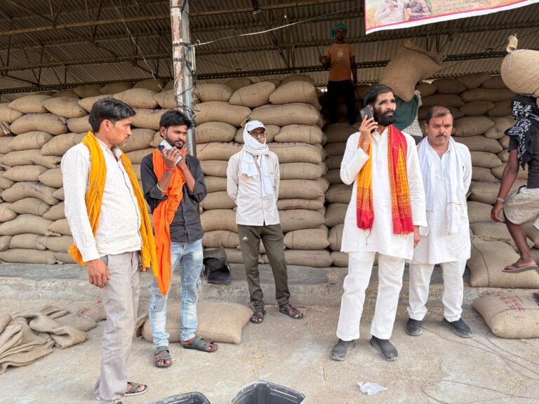 मोंठ–गरौठा विधायक जवाहर लाल राजपूत ने किसानों को गेहूँ क्रय केन्द्रों पर उपज बेचने में आ रही दिक्कतों को लेकर नाराजगी जताई है.