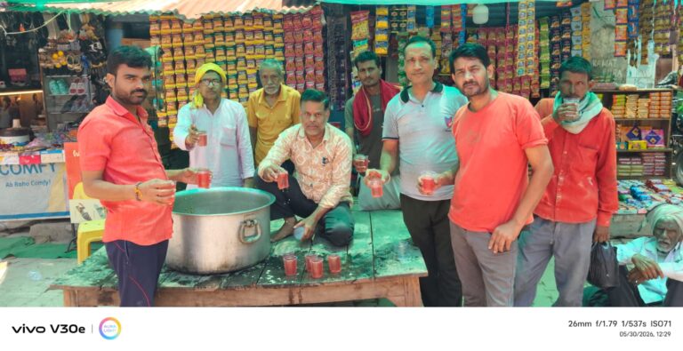 भीषण गर्मी और लू से राहत के लिए श्री मुरली मनोहर मंदिर पर हुआ शर्बत वितरण।