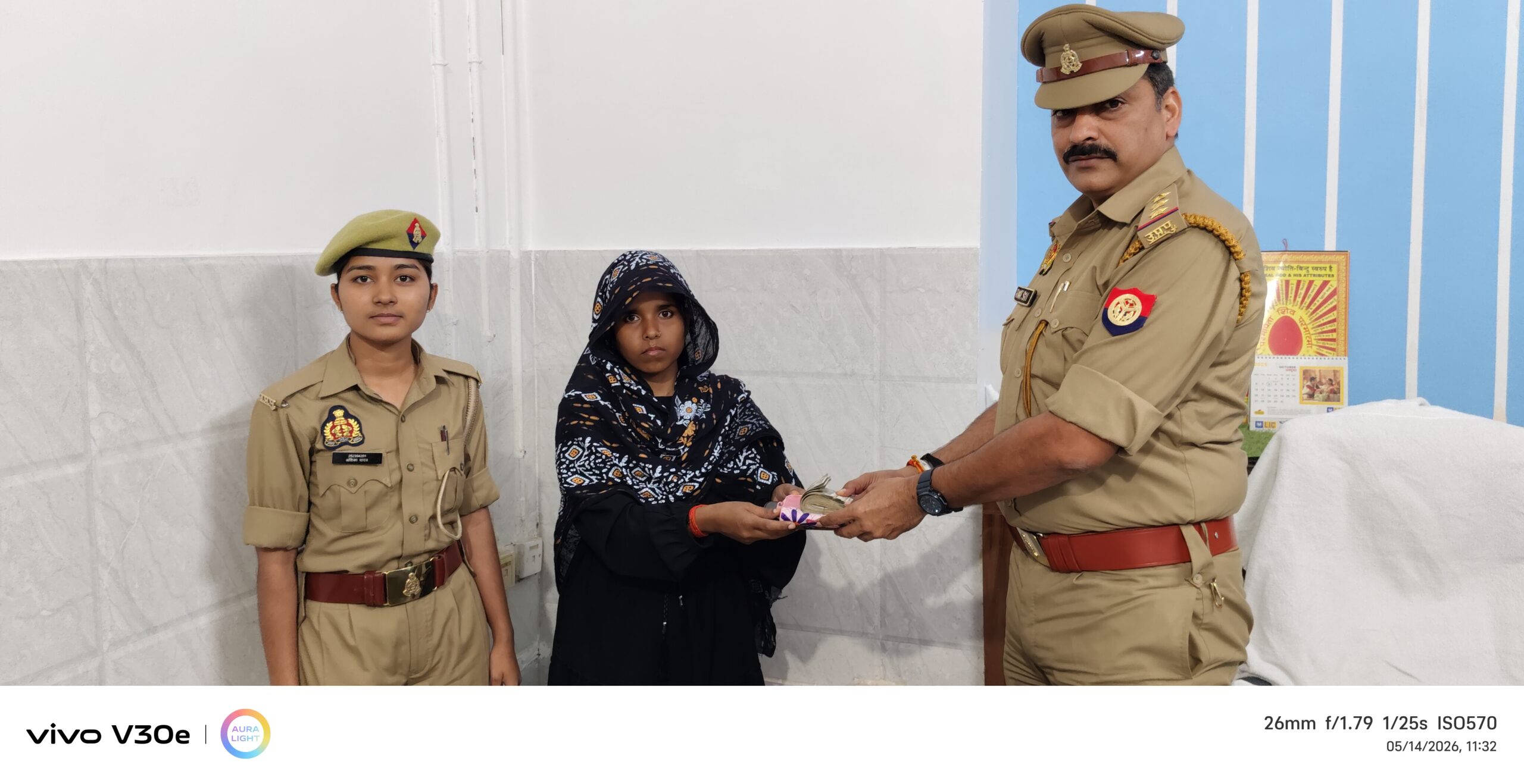 एक घंटे में मोंठ पुलिस ने खोजकर लौटाया 50 हजार रुपये, पर्स और मोबाइल।